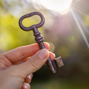 Riscoprire la propria vocazione significa ascoltare il sussurro dell'anima, seguire l'intuizione e avere il coraggio di vivere in accordo con la propria verità. È un percorso di autoconoscenza e autoaccettazione, che ci porta a riconoscere e a onorare la nostra unicità. In questo modo, possiamo vivere pienamente e in armonia con il cosmo, rispondendo alla chiamata che risuona nel profondo del nostro essere. Solo così possiamo realizzare il nostro potenziale e contribuire al grande disegno dell'universo.