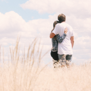 La prossima volta che senti l'eco di quella domanda — "Ma lui mi ama?" — ricorda che l'amore, quando è vero, è tanto evidente quanto le costellazioni in una notte serena. Non è qualcosa che si domanda, ma qualcosa che si vive intensamente, senza incertezze o compromessi.