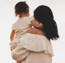 la maternità è un viaggio dell'Anima che va oltre l'atto di dare alla luce. È un modo di vivere e di amare che richiede equilibrio, consapevolezza e amore per sé stessi e per gli altri. md4exy7b