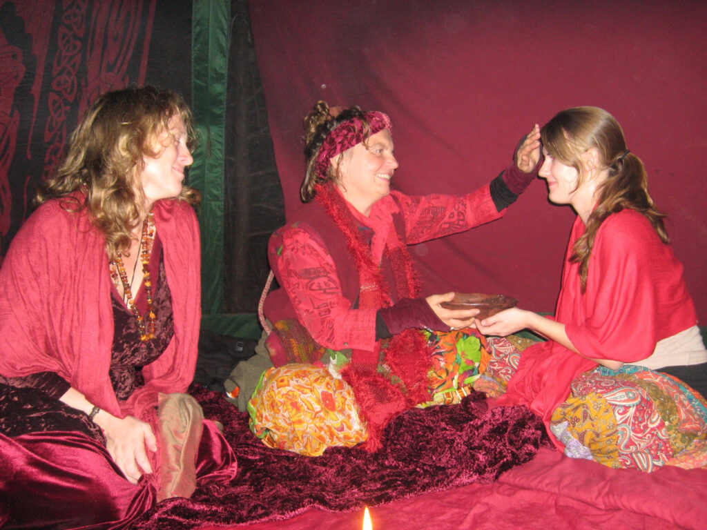 Donne vestite in tessuto rosso durante rituali femminili antichi e contemporanei nella Tenda Rossa Donne vestite in tessuto rosso durante rituali femminili antichi e contemporanei nella Tenda Rossa