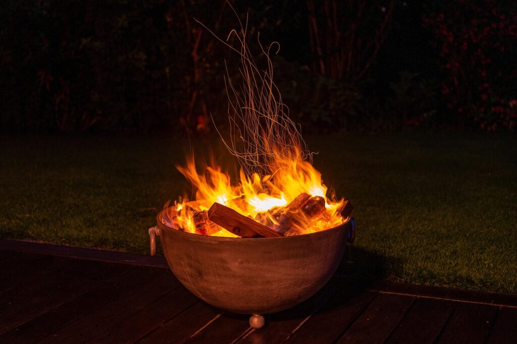 Fuoco acceso durante rituali del solstizio e dell’equinozio, simbolo di passaggio spirituale e celebrazione stagionale I rituali del solstizio e dell’equinozio