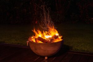 Fuoco acceso durante rituali del solstizio e dell’equinozio, simbolo di passaggio spirituale e celebrazione stagionale
